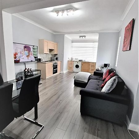 Large Flat Quite Location Modern And Well Equipped Apartment Суонидж Екстериор снимка
