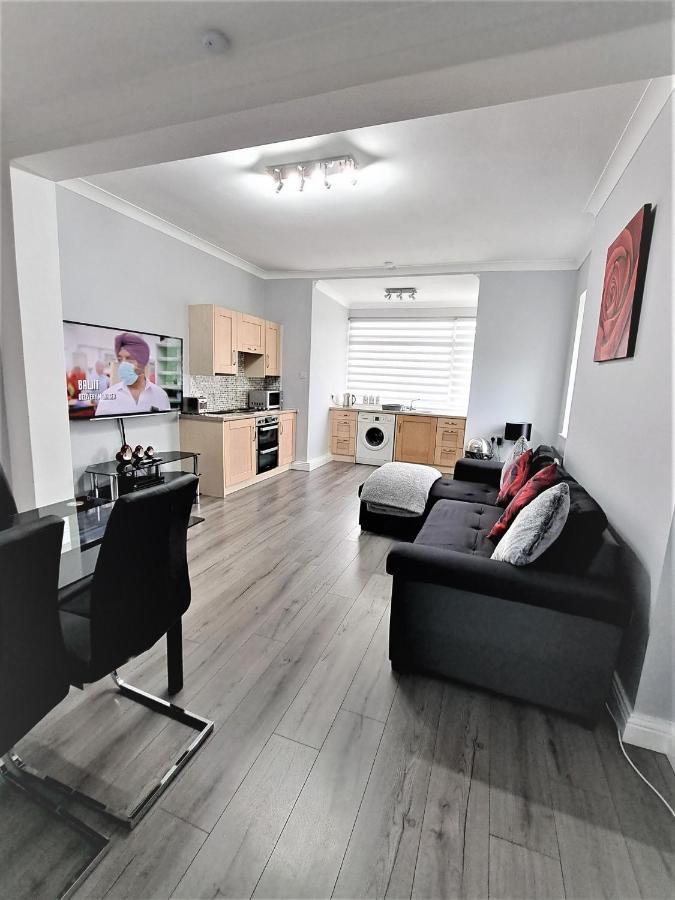 Large Flat Quite Location Modern And Well Equipped Apartment Суонидж Екстериор снимка